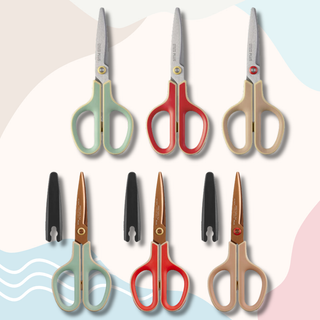 FitCut Curve Retro Color limited edition scissors by PLUS Japan featuring stylish retro green, red, and beige tones, blending vintage charm with smooth cutting performance.
