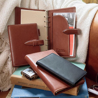 Da Vinci Grande Oil Leather planner in dark brown showing premium Italian vegetable tanned leather with thick stitching detail