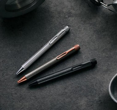 SAKURA craft_lab 010 ballpoint pen with hammer tone textured finish in charcoal, grey, and silver, featuring a hand-carved cherry blossom crown detail by Sakura Crepas Japan 2025.