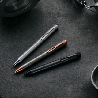 SAKURA craft_lab 010 ballpoint pen with hammer tone textured finish in charcoal, grey, and silver, featuring a hand-carved cherry blossom crown detail by Sakura Crepas Japan 2025.