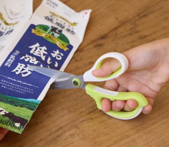 Close-up of Sakura Cray-Pas school scissors for kids, designed for safety, comfort, and fun use in classroom and art projects. Perfect for children’s small hands and creative activities.