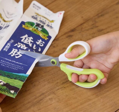 Close-up of Sakura Cray-Pas school scissors for kids, designed for safety, comfort, and fun use in classroom and art projects. Perfect for children’s small hands and creative activities.