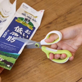 Close-up of Sakura Cray-Pas school scissors for kids, designed for safety, comfort, and fun use in classroom and art projects. Perfect for children’s small hands and creative activities.